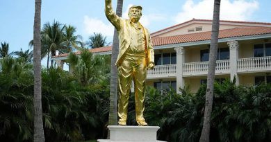 DONALD “COLOSSUS” TRUMP – THE BATSHIT CRAZY EMPEROR DONALD “COLOSSUS” TRUMP – THE BATSHIT CRAZY EMPEROR